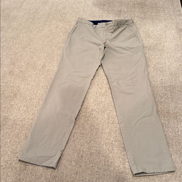 Vineyard Vines Tan On-The-Go Pants 32x32 - like new - excellent condition - Picture 1 of 5